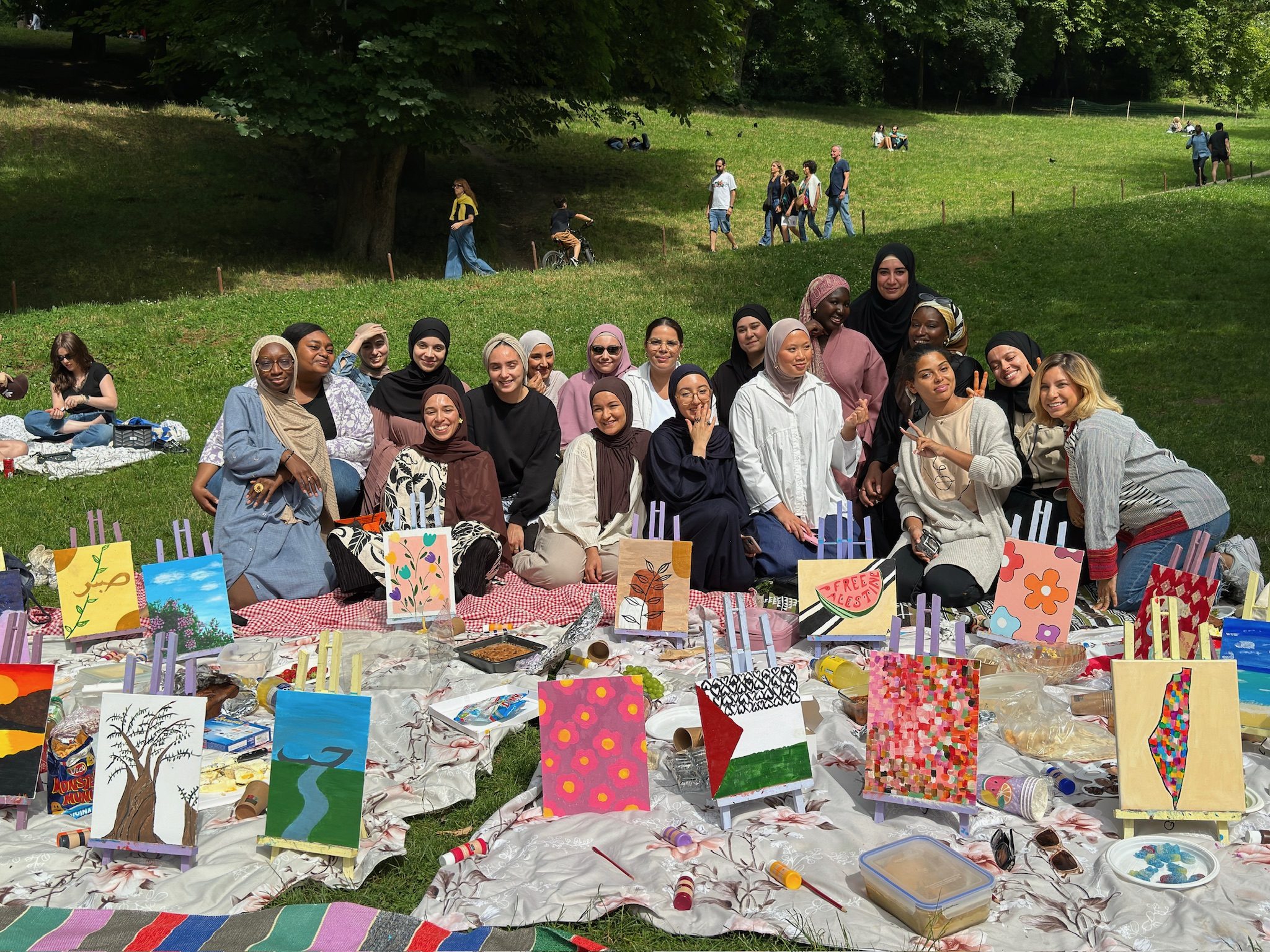 Atelier peinture au parc, groupe présentant ses toiles